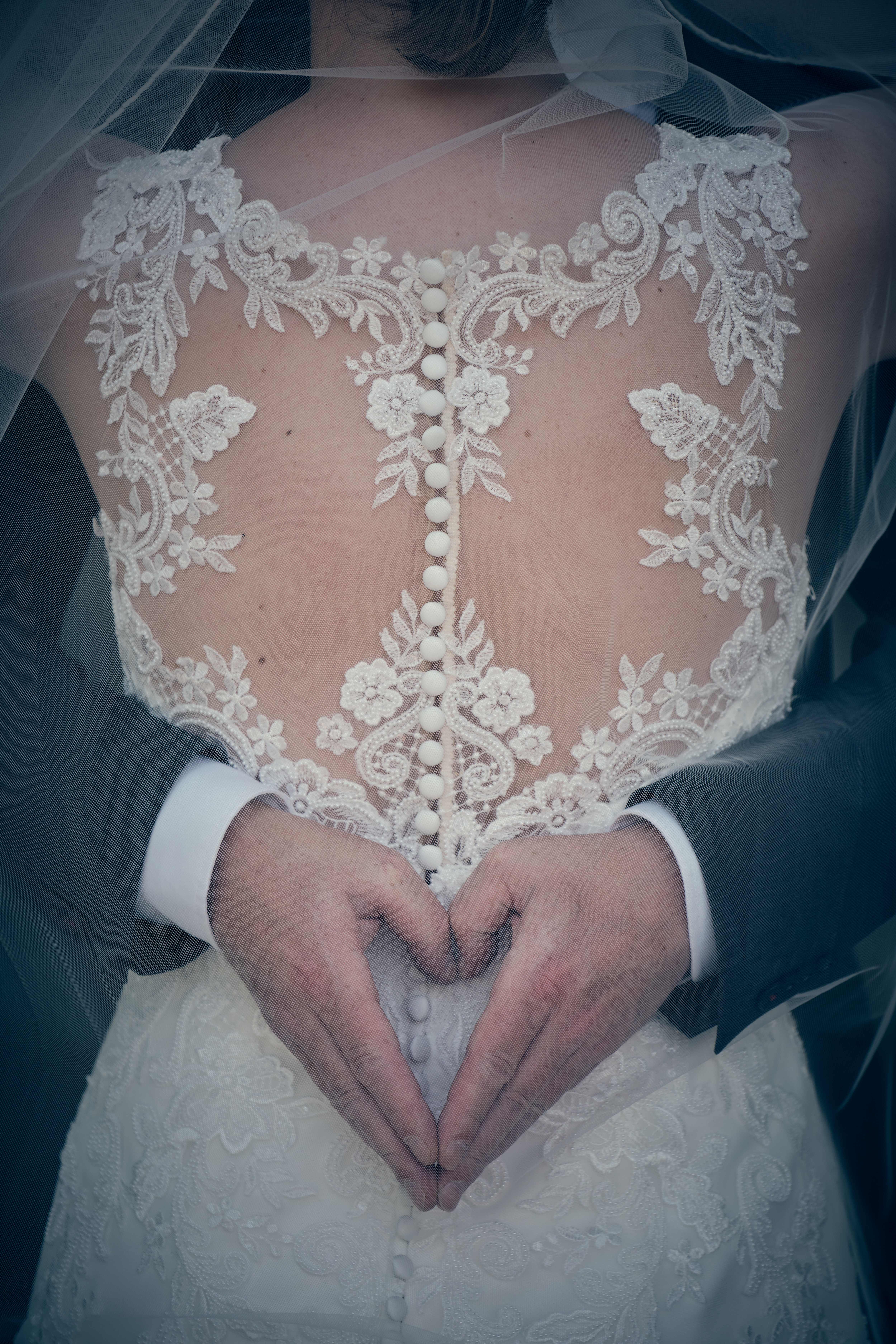 ilja in een trouwjurk